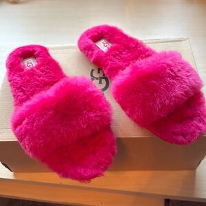 UGG NEW women’s fluff slippers . Sz 10 Fushia